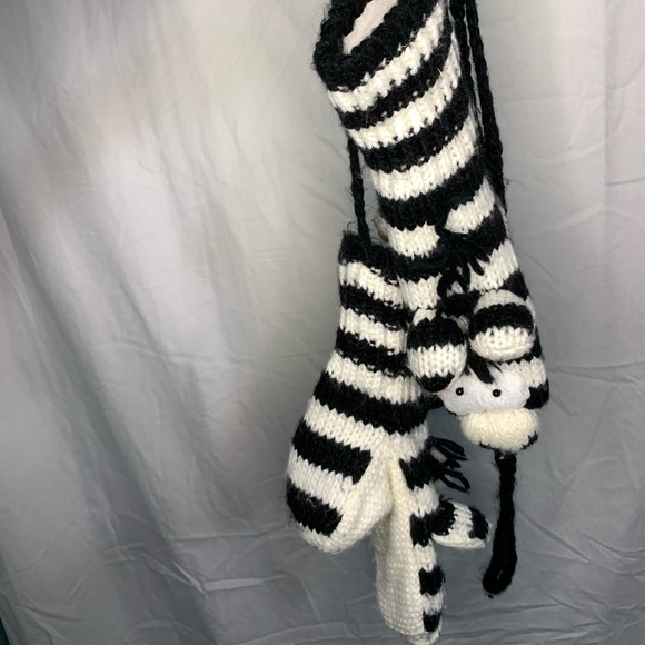 Mittens with string - Picture 2 of 2